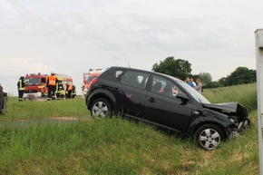 FW-WRN: Einsatzreiches Wochenende mit einem gemeldeten PKW Brand auf der Autobahn 1, ein loser Ast im Baum am Stadtpark und ein Verkehrsunfall mit zwei PKW an der Einmündung Münsterstraße / Wesseler Straße