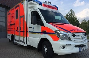 Feuerwehr Dorsten: FW-Dorsten: Schwerer Verkehrsunfall am Abend auf dem Marler Damm - 1 Person schwer eingeklemmt