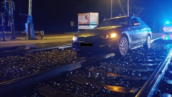 Bundespolizeiinspektion Magdeburg: BPOLI MD: Navi missverstanden - Fahrzeug rutscht auf Bahngleise