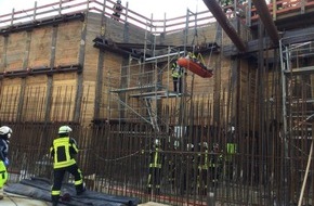 Feuerwehr und Rettungsdienst Bonn: FW-BN: Bonn-Vilich Bauarbeiter abgestürzt