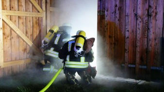 Freiwillige Feuerwehr Celle: FW Celle: Einsatzübung auf dem Flugplatz Celle-Arloh