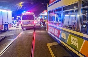 Feuerwehr München: FW-M: Tram entgleist nach Unfall (Schwabing-West)