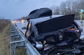 Polizeidirektion Kaiserslautern: POL-PDKL: Verkehrsunfall mit 2 leicht Verletzten, Vollsperrung und vielen Gaffern