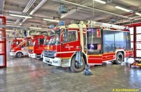Feuerwehr Mönchengladbach: FW-MG: Fahrzeug brennt in Waschanlage