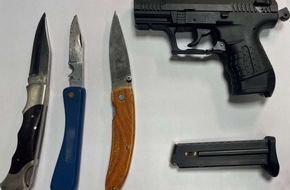 Bundespolizeidirektion Sankt Augustin: BPOL NRW: Mitreisende mit Waffe bedroht - Bundespolizei stellt Schreckschusspistole und mehrere Messer sicher