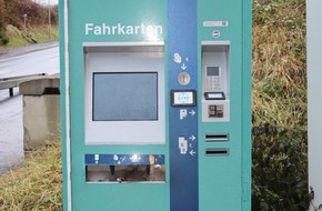 Polizeipräsidium Mittelhessen - Pressestelle Wetterau: POL-WE: Aufmerksamer Zeuge liefert Hinweis nach Unfallflucht in Karben + Fahrkartenautomat gesprengt - Täter ohne Beute in Friedberg + u.a.