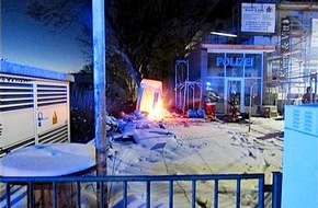 Polizei Mettmann: POL-ME: Mobiles Toilettenhäuschen angezündet - die Polizei ermittelt - Heiligenhaus - 2102072