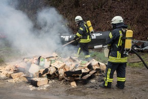FW-OE: Kellerbrand in einer Genossenschaft, stundenlanger Einsatz für die Feuerwehr Lennestadt
