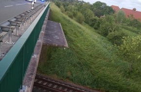 Bundespolizeiinspektion Bad Bentheim: BPOL-BadBentheim: Personenunfall / Mann stürzt von Brücke auf Bahnstrecke