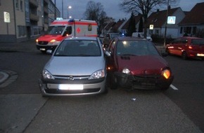 Polizeipräsidium Westpfalz: POL-PPWP: Unfall: Viel Blechschaden und zwei Verletzte