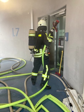 FW-EN: Hochhausbrandbekämpfung - Einsatzübung der Feuerwehr Hattingen