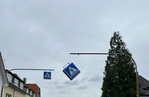 Polizeidirektion Mayen: POL-PDMY: Verkehrszeichen hing am "seidenen Faden"