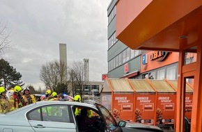 Polizei Mettmann: POL-ME: Fahrfehler auf Baumarkt-Parkplatz: 83-Jährige und 84-Jähriger leicht verletzt - hoher Sachschaden - Ratingen - 2501091