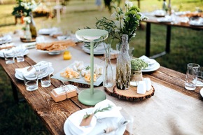 Lampenwelt.de präsentiert strahlende Osterideen für drinnen und draußen