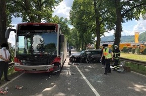 Polizeidirektion Trier: POL-PDTR: Trier-Zewen / Zusammenstoß zwischen PKW und Linienbus / Ein Schwerverletzter