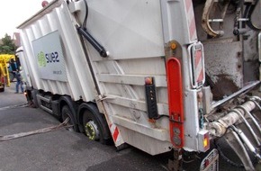 Polizeidirektion Landau: POL-PDLD: Müllfahrzeug bricht in Fahrbahndecke ein
