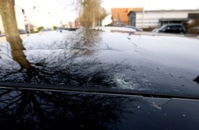 Polizei Aachen: POL-AC: Gegenstand auf fahrendes Auto geworfen: Polizei sucht Zeugen