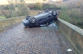 Polizeidirektion Bad Kreuznach: POL-PDKH: Verkehrsunfallflucht mit überschlagenem PKW - Fahrer unter Schock - Zeugen gesucht
