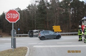 Polizeidirektion Kaiserslautern: POL-PDKL: Vorfahrtsmissachtung - Pkw liegt auf der Seite - zwei Leichtverletzte