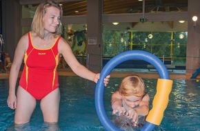DLRG - Deutsche Lebens-Rettungs-Gesellschaft: Weltkindertag - 2016 bereits 27 Heranwachsende ertrunken / Für mehr Wassersicherheit: Die DLRG bringt ihrem Kind das Schwimmen bei