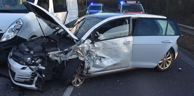 Polizei Mönchengladbach: POL-MG: Unfall: Ein Leichtverletzter und hoher Sachschaden