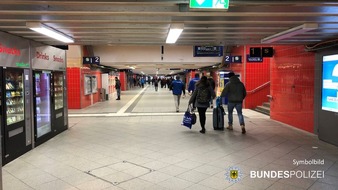 Bundespolizeidirektion München: Bundespolizeidirektion München: Aggressiver geht Reisende und Beamte an - 33-Jähriger vermutlich unter Drogeneinfluss