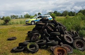 Polizeiinspektion Wilhelmshaven/Friesland: POL-WHV: Illegale Entsorgung von Altreifen in der Natur in Schortens (FOTO)- Unbekannte stapelten auf eine Wiese diverse Reifen - Polizei bittet zur Aufklärung um Zeugenhinweise