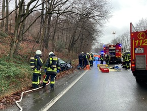 FW-EN: Schwerer Verkehrsunfall mit fünf Verletzten - Rettungshubschrauber im Einsatz