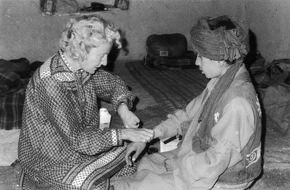 NOMOS Glash&uuml;tte: 50 Jahre &Auml;rzte ohne Grenzen / Am 22.12.1971 wurde M&eacute;decins Sans Fronti&egrave;res in Paris gegr&uuml;ndet, um Menschen in Not zu helfen. NOMOS Glash&uuml;tte baut seit zehn Jahren Uhren f&uuml;r die humanit&auml;re Hilfe.