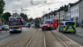 Feuerwehr Dortmund: FW-DO: Verkehrsunfall zwischen Straßenbahn und PKW auf dem Wambeler Hellweg - eine Person schwer verletzt
