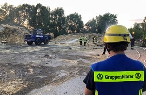 THW Landesverband Hamburg, Mecklenburg-Vorpommern, Schleswig-Holstein: THW-HH MV SH: THW-Räumgruppen unterstützen Lösch- und Räumarbeiten der Feuerwehren beim Brand eines Tierstreulagers in Dorf Mecklenburg (Kreis Nordwestmecklenburg)