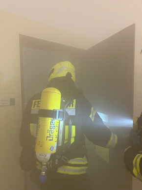 FW Wathlingen: Einsatzübung in der Grundschule Nienhagen - Ortsfeuerwehren Nienhagen und Wathlingen üben das Vorgehen