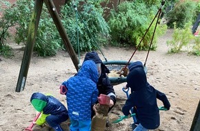 Feuerwehr Dinslaken: FW Dinslaken: Fleißige Helfer unterstützen Feuerwehr beim Befüllen von Sandsäcken