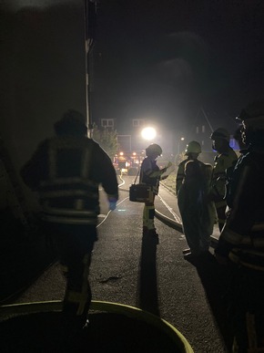 FW-EN: Brand im Gebäude - Feuerwehr bringt drei Kinder und zwei Erwachsene über Leiter in Sicherheit