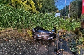 Feuerwehr Grevenbroich: FW Grevenbroich: Erhebliche Sturmsch&auml;den in Grevenbroich-Neurath - Feuerwehr nach Gewitter im Dauereinsatz