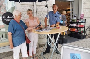 Polizeipräsidium Mittelhessen - Pressestelle Wetterau: POL-WE: Prävention auf dem Wochenmarkt in Rosbach und Bad Nauheim ++ PKW gegen Fußgänger in Rockenberg ++ Betrüger versuchen wieder ihr Glück ++ u.a.