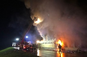 Freiwillige Feuerwehr Kalkar: Feuerwehr Kalkar: Großbrand eines Gebäudes- 85 Einsatzkräfte waren über fünf Stunden im Einsatz