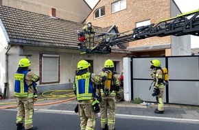 Feuerwehr Pulheim: FW Pulheim: Rauchentwicklung aus einem Dachstuhl