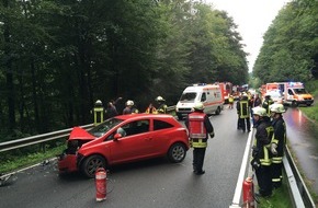 Feuerwehr Attendorn: FW-OE: Verkehrsunfall mit 3 verletzten Personen auf Landstraße zwischen Attendorn und Olpe