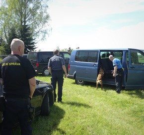 HZA-R: Grenzübergreifende Behördenzusammenarbeit - Die Hundeführer des deutschen Zolls, der deutschen Polizei und des tschechischen Zolls tauschen sich aus