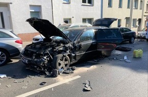 Polizei Aachen: POL-AC: Unfall mit zwei Verletzten: Fahrer ohne Führerschein unterwegs