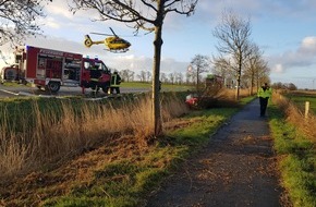 Polizeiinspektion Wilhelmshaven/Friesland: POL-WHV: Verkehrsunfall auf der L 812 - Pkw kommt von Fahrbahn ab - 26-jähriger Fahrer wird leicht verletzt (2 Bilder