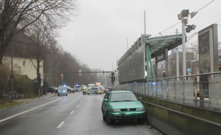Polizei Bochum: POL-BO: Bochum / Auffahrunfall auf der Universitätsstraße - Kleinwagen circa 100 Meter nach vorn "katapultiert"
