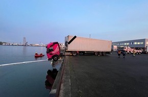 Feuerwehr Bremerhaven: FW Bremerhaven: Schwerer Verkehrsunfall im Fischereihafen, LKW droht ins Hafenbecken zu stürzen.
