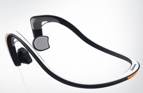 Panasonic Deutschland: Ohren auf im Straßenverkehr / Der Panasonic Bone Conduction Kopfhörer RP-HGS10 bringt die Musik über den Knochen ins Ohr ohne die Umgebung auszublenden (FOTO)