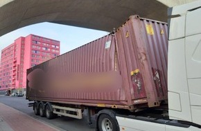 Bundespolizeidirektion Sankt Augustin: BPOL NRW: LKW fährt gegen Bahnbrücke - Bundespolizei veranlasst Brücken -und Bahnstreckensperrung