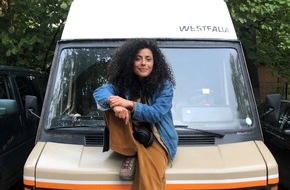 RTLZWEI: Gemütlichkeit ohne Kabelsalat: Architektin Pegah Ghalambor kümmert sich um Architektur und Innenausstattung der "Let's Love"-Blind-Date-Hütten