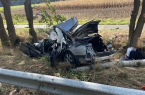 Polizeiinspektion Cuxhaven: POL-CUX: Schwerer Verkehrsunfall auf der B71 - Fahrzeugführer verstirbt noch an der Unfallstelle (Lichtbild in der Anlage)