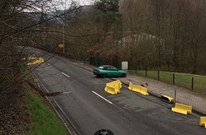 Polizeidirektion Neustadt/Weinstraße: POL-PDNW: Verkehrsteilnehmer fährt gegen Geschwindigkeitstrichter und flüchtet