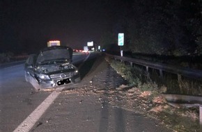 Polizei Bielefeld: POL-BI: Autobahnunfall mit verletzter PKW-Fahrerin und Flucht